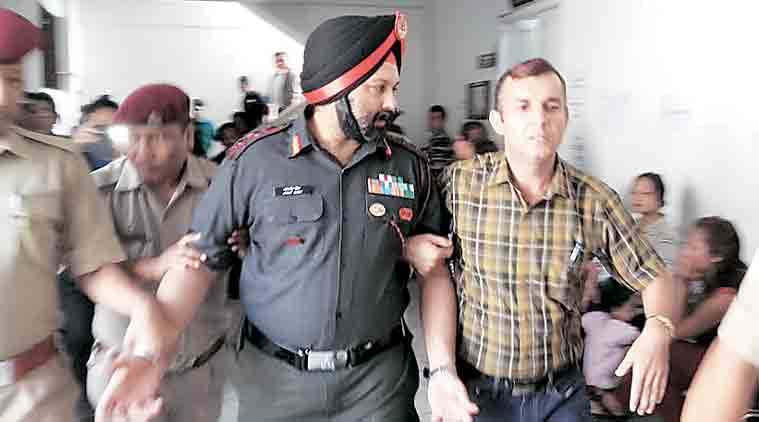 بھارتی فوجی ٗ جونیئر افسر کی بیوی کے ساتھ قابل اعتراض حالت میں پکڑا گیا