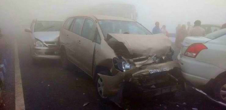 ”شدید دھند “ موٹروے پر ڈیڑھ درجن سے زائد گاڑیاں ٹکرا گئیں متعدد ہلاک و زخمی 