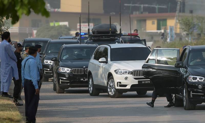 سابق وزیراعظم 30گاڑیوں کے قافلے میں احتساب عدالت پہنچے 