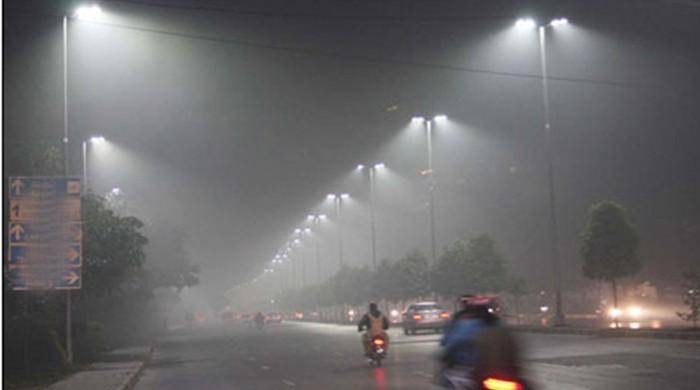دھند نے لاہوریوں کو مفلوج کر کے رکھ دیا 