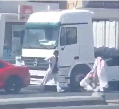 پاکستانی شہری نے سعودی شہریوں کی درگت بنا دی 