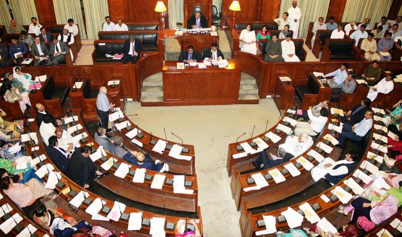 پاکستان تحریک انصاف نے وفاقی وزیر خزانہ اسحاق ڈار کو ہٹانے کے لیے سندھ اسمبلی میں قرار داد جمع کرا دی