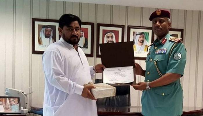 شارجہ میں چور کو پکڑنے پر پاکستانی شہری کیلئے اعزاز