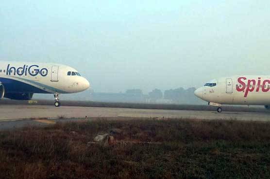  بدسلوکی کرنے والا ملزم بھارتی ایئرہوسٹس کے پا وں پڑگیا