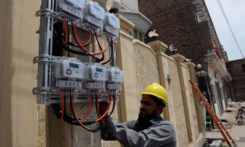 بجلی فی یونٹ 2 روپے 23 پیسے سستی ہو گئی