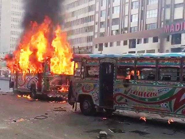 کراچی میں بسوں کی ٹکر سے موٹرسائیکل پر سکول جاتی بچی جاں بحق