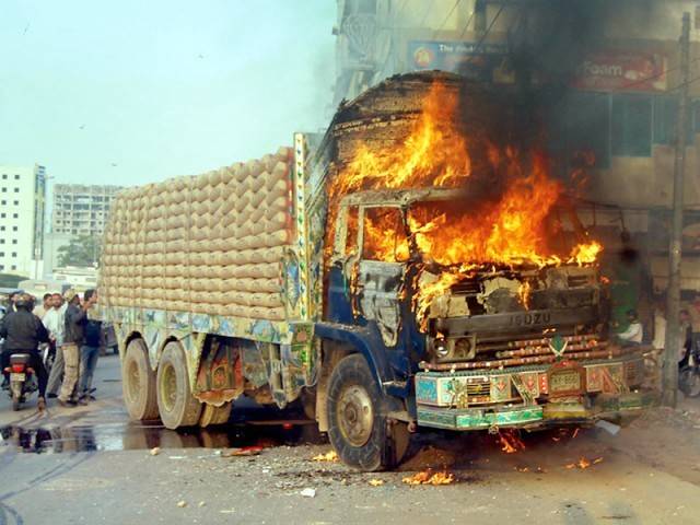 کراچی : شاہراہ فیصل پر پولیس پسپا ہو گئی ٗ مظاہرین نے ٹرک کو آگ لگا دی 