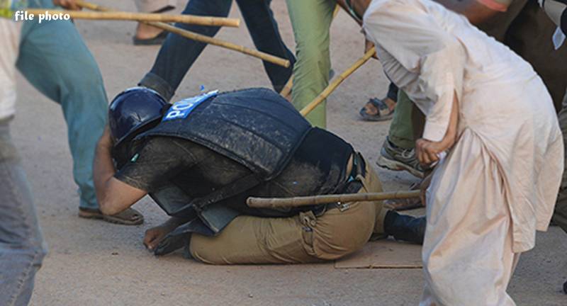 سرائے عالمگیر میں مشتعل مظاہرین کا مذاکراتی ٹیم پر حملہ 