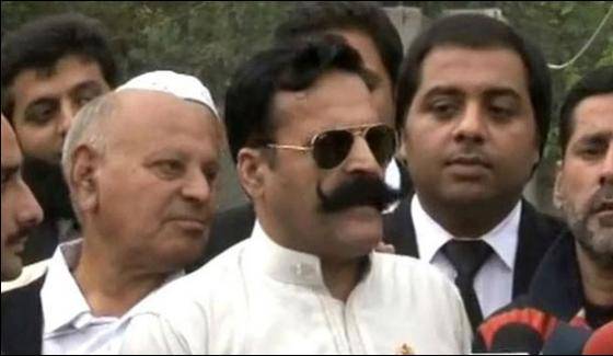 گلو بٹ کو لاہور میں مظاہرین نے گھیر کر دکان میں بند کردیا