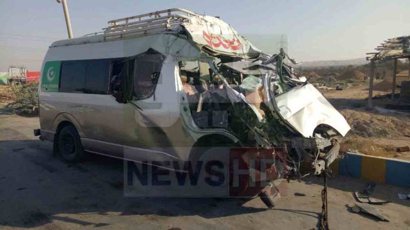 نوری آباد: مسافر وین اور ٹرک میں تصادم، 8 افراد جاں بحق