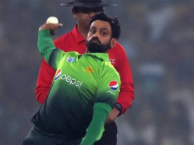 محمد حفیظ کیلئے کامیاب بولنگ کا کوئی فارمولا کام نہ آ سکا 