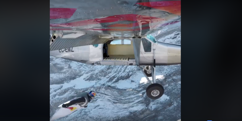 ہوا میں اڑتے جہاز میں سوار ہونے کی ویڈیو نے دنیا کو حیران کر دیا 