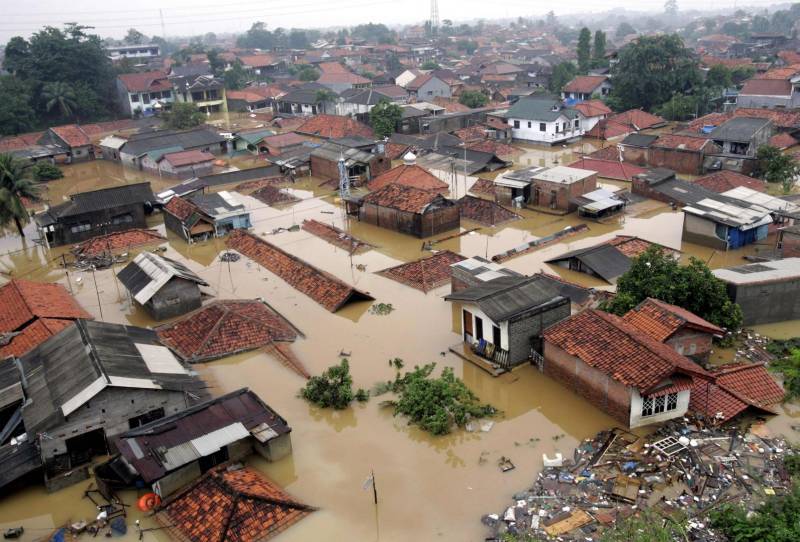 انڈونیشیا میں بارشوں ، سیلاب اور لینڈ سلائیڈنگ سے گیارہ افراد ہلاک 