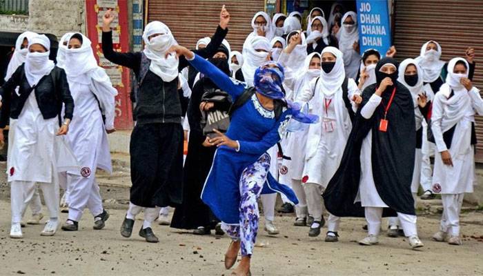 بھارتی فوج پر پتھر پھینکنے والی کشمیری لڑکی پر فلم بنانے کا فیصلہ