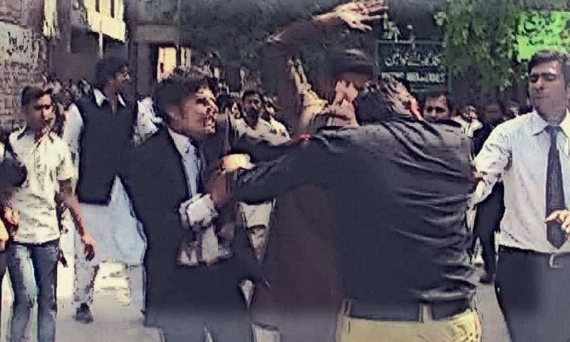 آل پارٹیز کانفرنس میں وکلاء کے گروپ آپس میں لڑ پڑے 