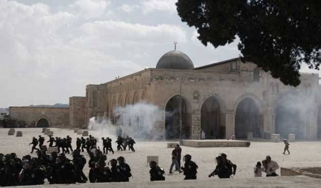 اسرائیلی پولیس کی پشت پناہی میں انتہا پسند یہودیوں کا مسجد اقصیٰ پر دھاوا 