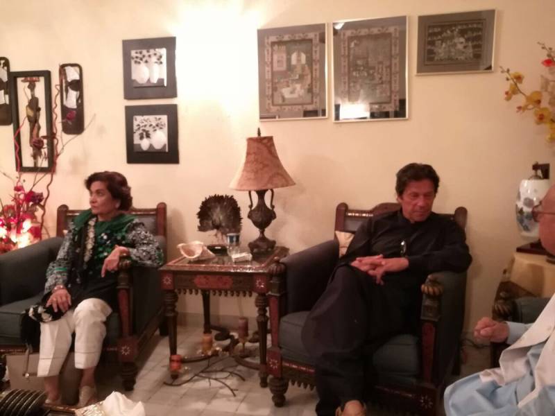ڈرامہ نویس حسینہ معین پی ٹی آئی میں شامل ہو گئیں