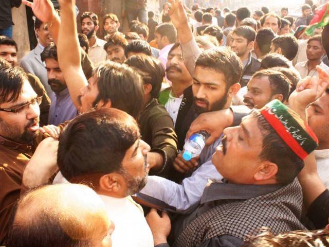 سپریم کورٹ کے باہر (ن) لیگ اور پی ٹی آئی کے کارکن آمنے سامنے