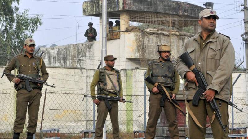 بھارتی افسران نے فوجیوں کے موبائل فون توڑ دئیے 