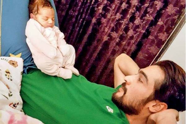 کرکٹر محمد عامر بیٹی کے ساتھ پہلے ہوائی سفر پر روانہ 