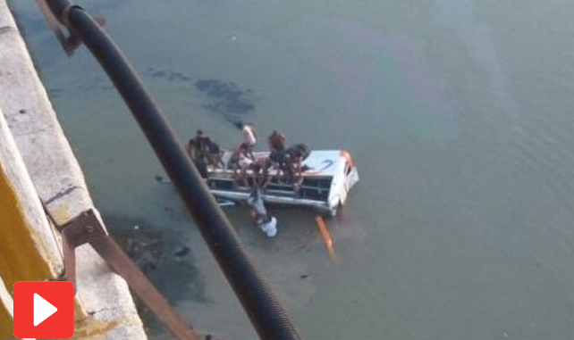  بس دریا میں گرنے سے 27افراد جاں بحق , متعدد زخمی