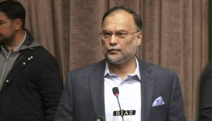 عمران خان سے زیادہ تجربہ کار چیئرمین یونین کونسل ہے ، احسن اقبال 