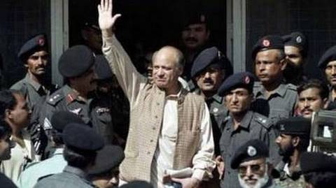 نواز شریف سیاست سے کنارہ کش اور سعودی عرب جلاوطنی اختیار کر سکتے ہیں: برطانوی اخبار کا دعویٰ