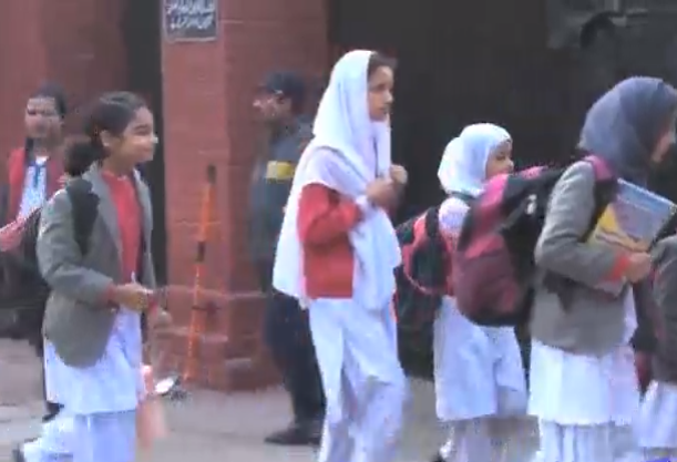 سردی کا آغاز ہوتے ہی تعلیمی اداروں میں دوبارہ چھٹیوں کی گونج سنائی دینے لگی 