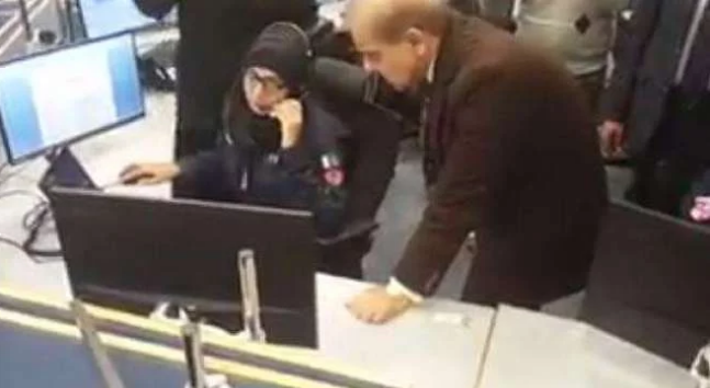 کال ٹریننگ سنٹر میں شہباز شریف بھی انتظار کے لیے لائن میں لگ گئے