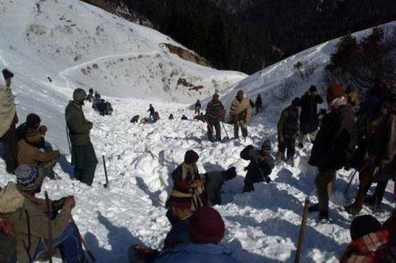 ضلع کپواڑہ میں گاڑی پر برفانی تودہ گر نے سے 11 افراد ہلاک ہو گئے