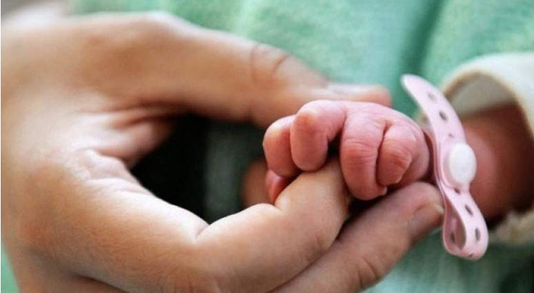 متحدہ عر ب امارات : 2018 میں پیدا ہونے والے بچوں کے والدین کو اعزازی شیلڈز دینے کا فیصلہ 