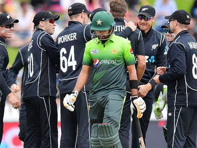 نیوزی لینڈ کیخلاف دوسرے ون ڈے میچ میں پاکستان کا ٹاس جیت کر بیٹنگ کا فیصلہ