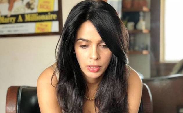 بالی ووڈ اداکارہ ملیکہ شیراوت کو کرائے کی عدم ادائیگی پر پیرس کے فلیٹ سے نکال دیا گیا