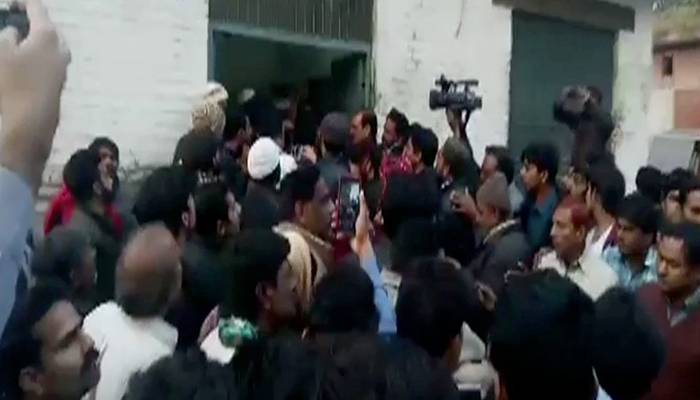 ننھی زینب کے قاتل کیخلاف مظاہرین پر پولیس کی فائرنگ، 1 شہری جاں بحق