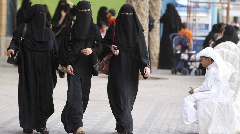 سعودی عرب میں ٹیکسی ڈرائیورز کیلئے خواتین کی بھرتیاں شروع 