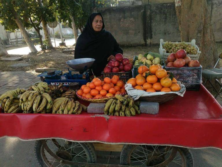 متحدہ عرب امارات کے سفیر کی پاکستانی خاتون پھل فروش کی مدد کرنے کا اعلان