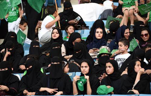 سعودی خواتین آج میچ دیکھنے اسٹیڈیم جا سکیں گی