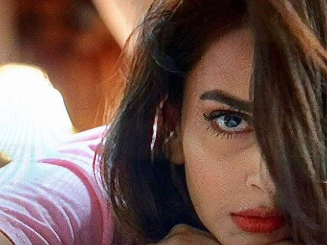 صبا قمر پھوٹ پھوٹ کر رو پڑیں ٗ زینب کے قتل پر افسردہ 