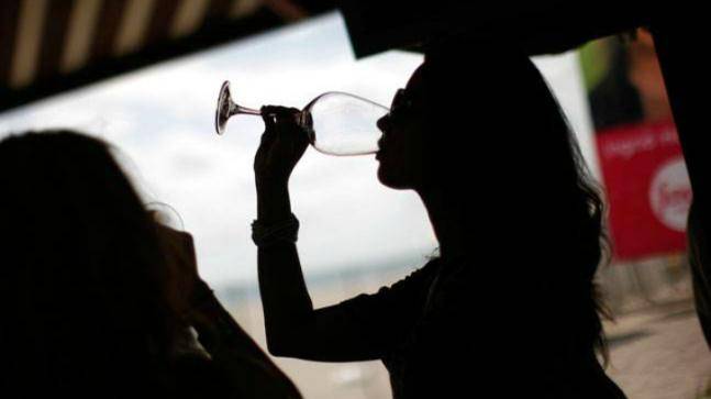 سری لنکن صدر خواتین کے شراب خریدنے پر دوبارہ پابندی عائد کر دی