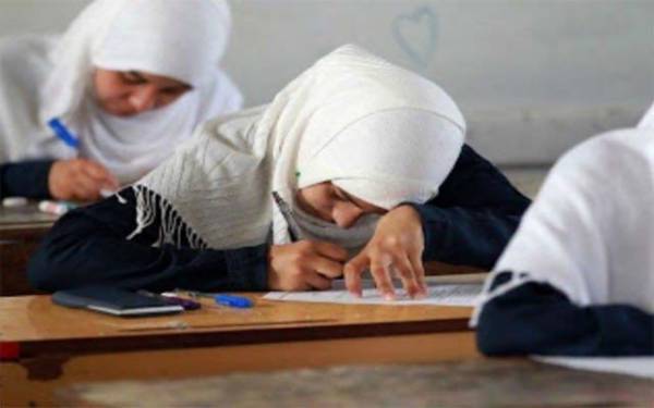 برطانیہ میں مسلمان طالبات کے حجاب کرنے اور روزہ ر کھنے پر پابندی 