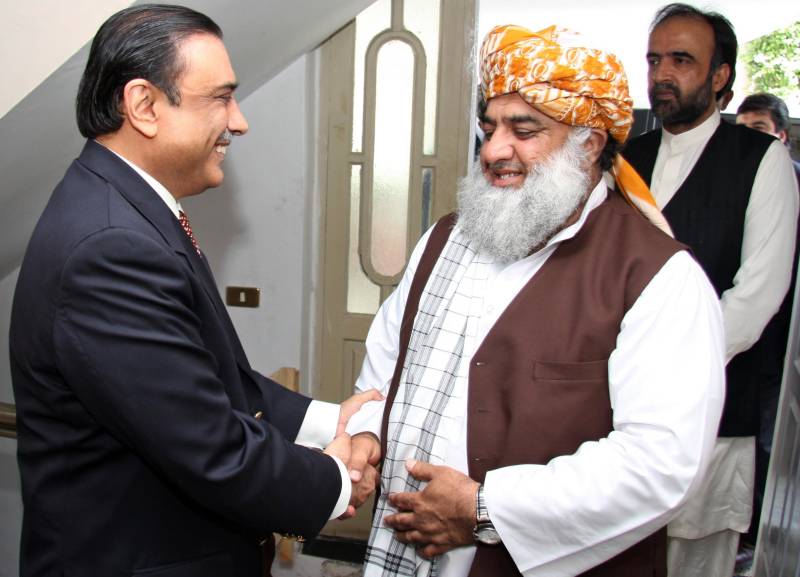مولانا فضل الرحمان ضیافت کے لیے لاہور میں زرداری ہاؤس پہنچ گئے 