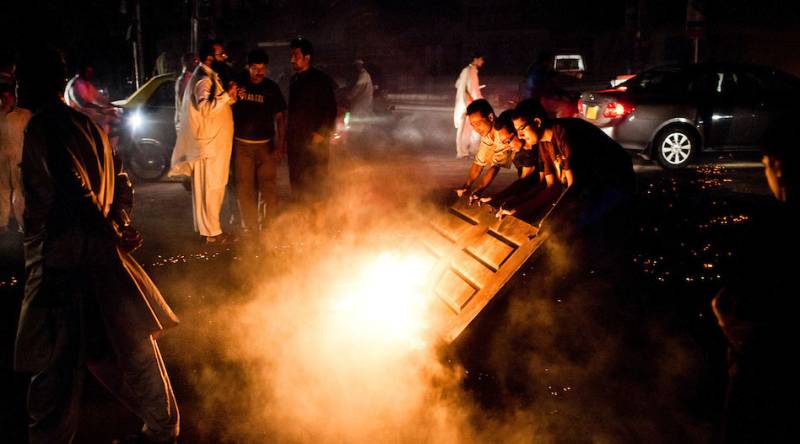 نقیب اللہ محسود کی ہلاکت کیخلاف کراچی میں احتجاج ، پولیس کی شیلنگ