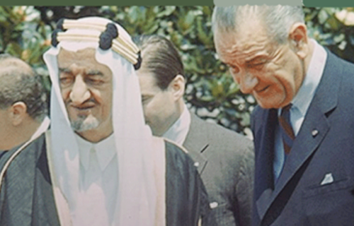 سعودی دفتر خارجہ نے شاہ فیصل اور امریکی صدر جانسن کی نایاب تصویر سوشل میڈیا پر جاری کردی 