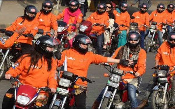 پنجاب حکومت کا خواتین کو ہزاروں موٹرسائیکلیں دینے کا اعلان 