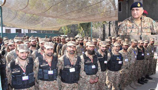 آرمی چیف کا ایل او سی کا دورہ ، بھارت کو موثر جواب پر جوانوں کو سراہا