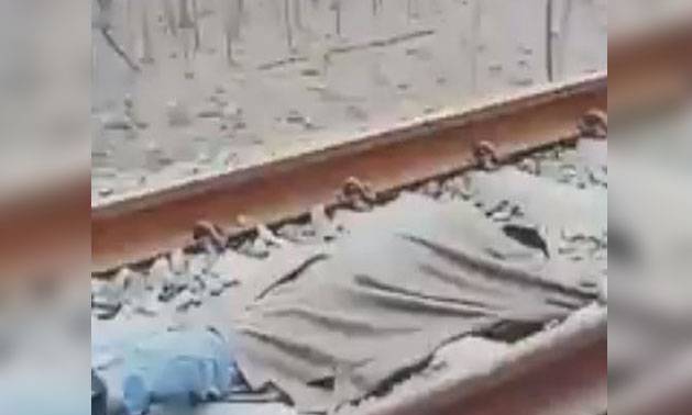 کشمیری نوجوان ٹرین کے سامنے لیٹ گیا،ویڈیو سوشل میڈیا پر وائرل