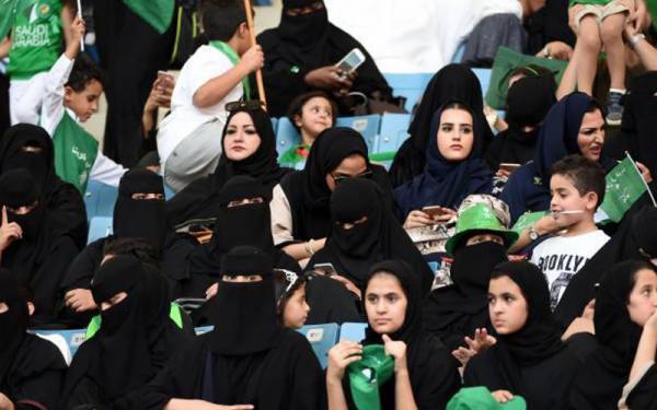 خواتین کیلئے مردوں کا فٹ بال میچ دیکھنا حرام ہے: سعودی مفتی کا فتویٰ