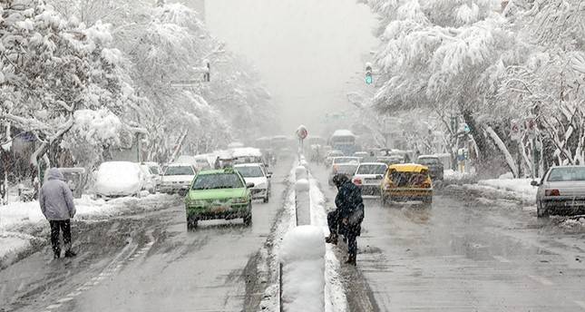 ایرانی دارالحکومت میں شدید برفباری، نظام زندگی درہم برہم