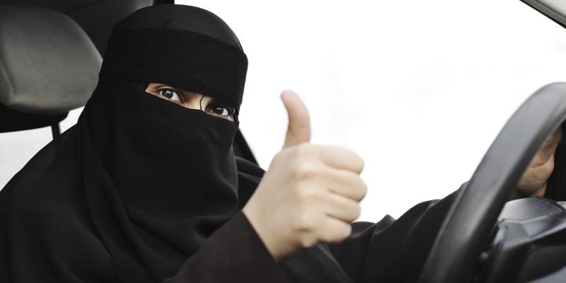 سعودی عرب میں بیرونی ممالک سے خواتین ٹیکسی ڈرائیوروں کی بھرتی کی جائے گی یا نہیں ؟
