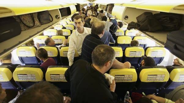 امارات ایئر لائن کے عملے نے بدتمیز مسافر کو حراست میں لے لیا